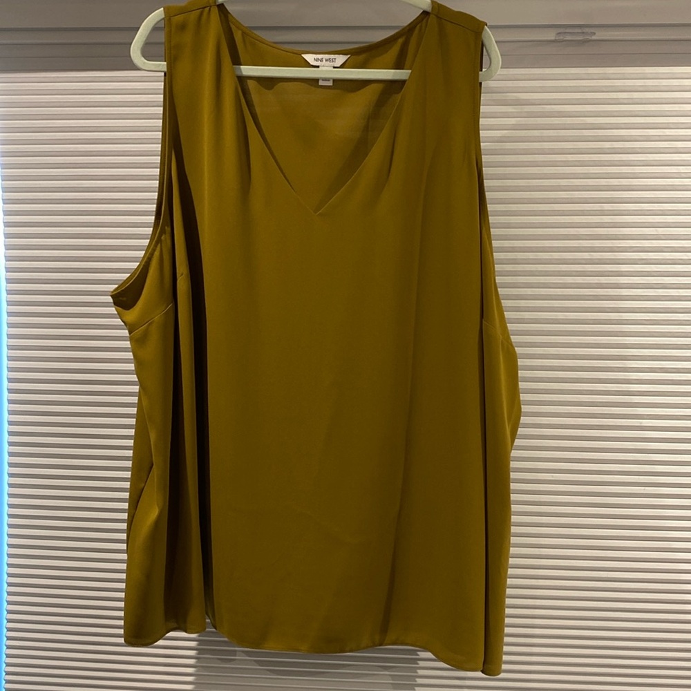 Nine West NWTs sleeveless top olive green 100% polyester